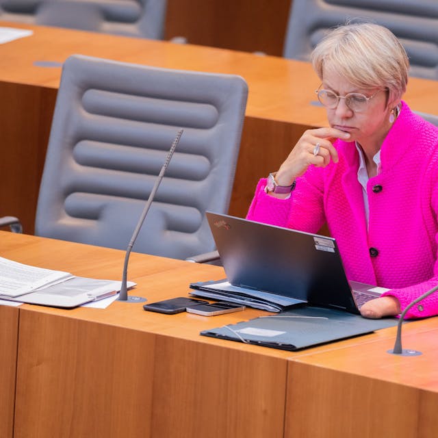 Dorothee Feller (CDU), Ministerin für Schule und Bildung des Landes Nordrhein-Westfalen, sitzt im Plenum des Landtags.
