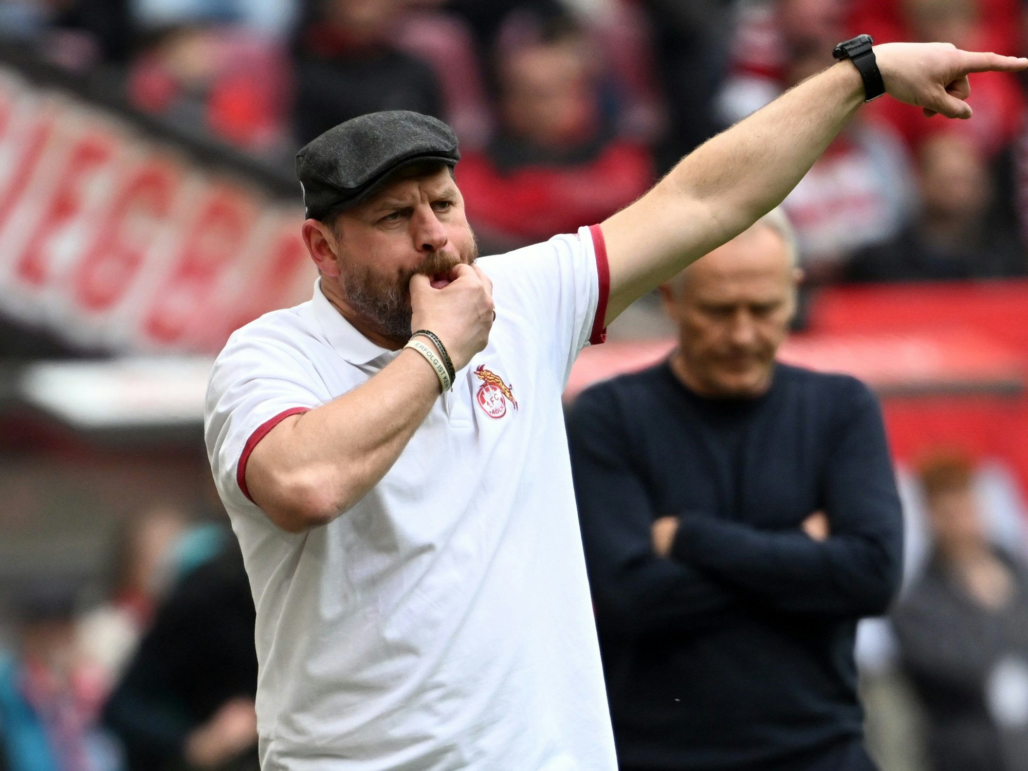 Kölns Trainer Steffen Baumgart pfeift während des Spiels.