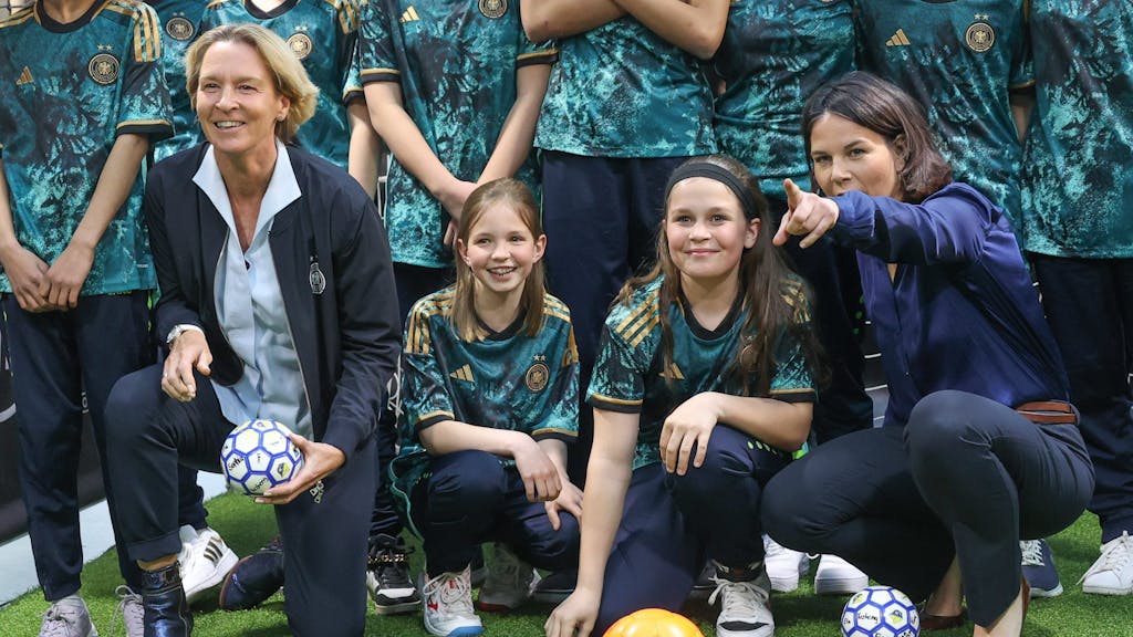 Außenministerin Annalena Baerbock und Martina Voss-Tecklenburg mit jungen Fußballerinnen beim WM-Kick-Off im Auswärtigen Amt.