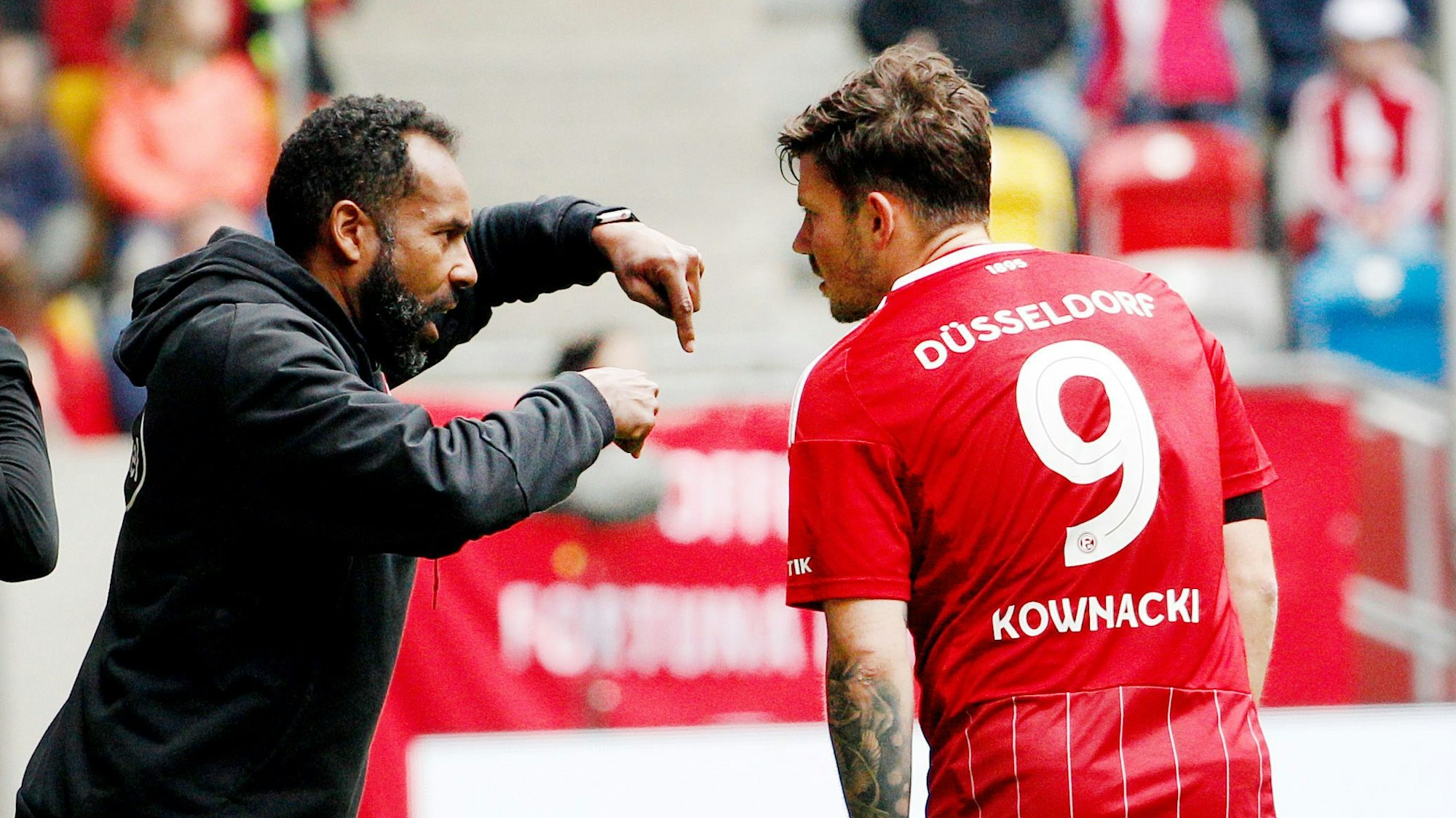 Der Trainer von Fortuna Düsseldorf, Daniel Thioune, spricht mit Dawid Kownacki.