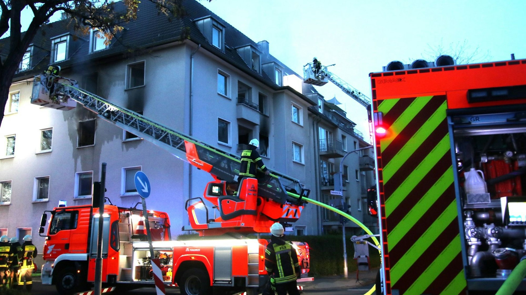 Die Kölner Feuerwehr ist am Mittwochabend zu einem Großbrand in der Vorgebirgstraße gerufen worden. 14 Wohnung sind dauerhaft unbewohnbar.