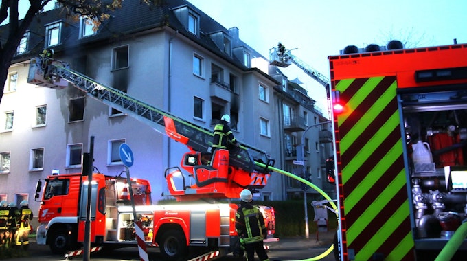 Die Kölner Feuerwehr ist am Mittwochabend zu einem Großbrand in der Vorgebirgstraße gerufen worden. 14 Wohnung sind dauerhaft unbewohnbar.