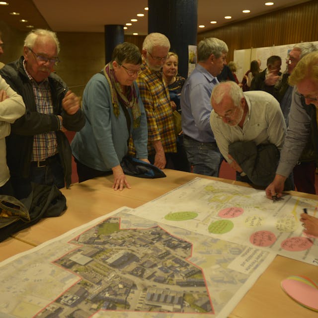 Bürger beraten bei der Bürgerbeteiligung zum&nbsp;Stadtentwicklungsprogramm Isek in einem Workshop über Pläne.