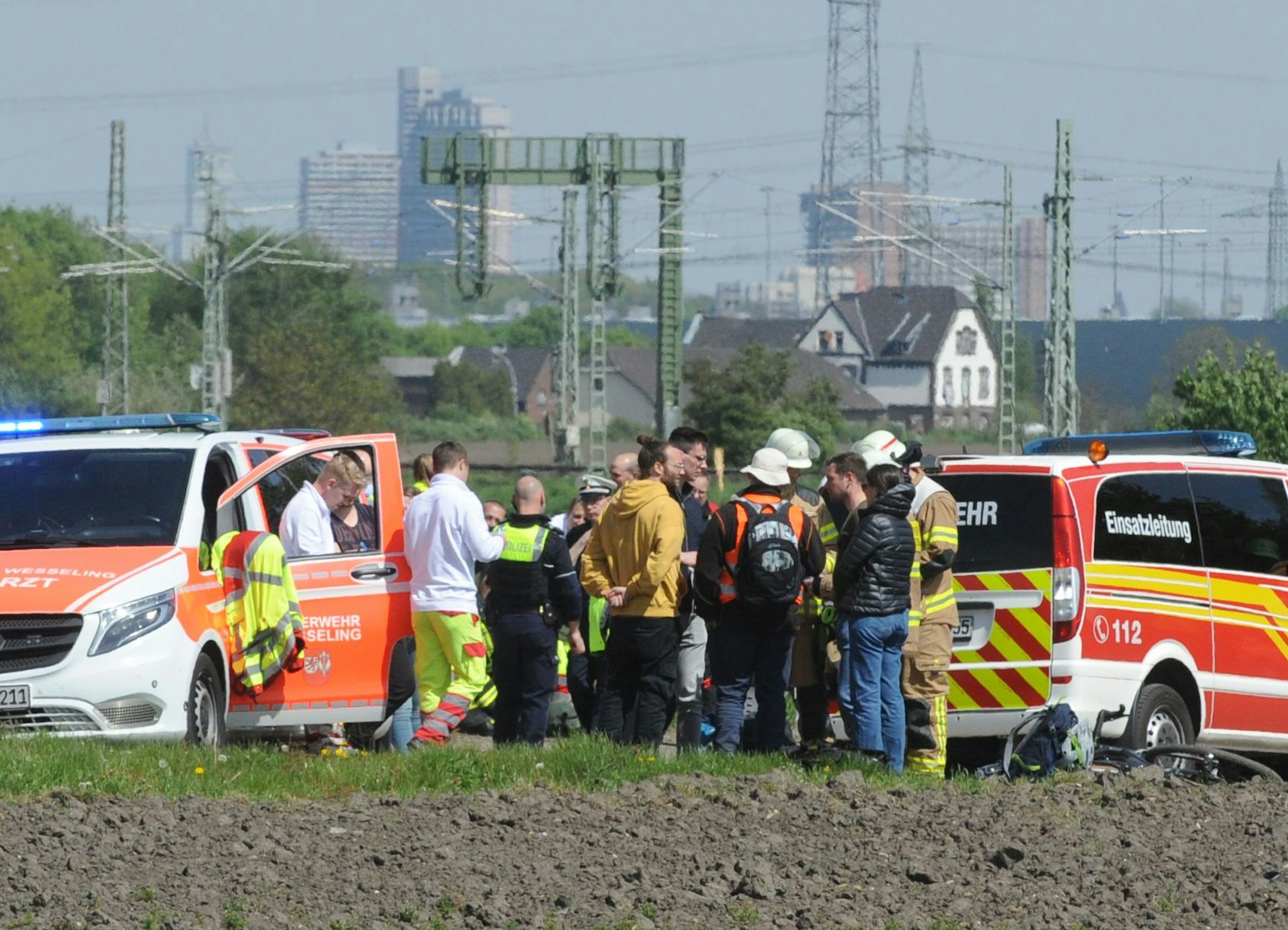 Das Bild zeigt mehrere Rettungskräfte unweit der Unglücksstelle.