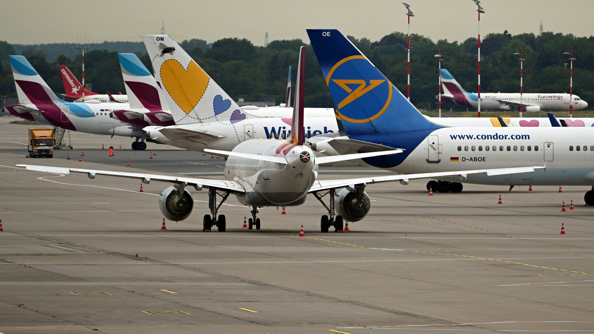 Flugzeuge stehen am 29. Juni 2022 auf dem Vorfeld des Flughafens in Düsseldorf.