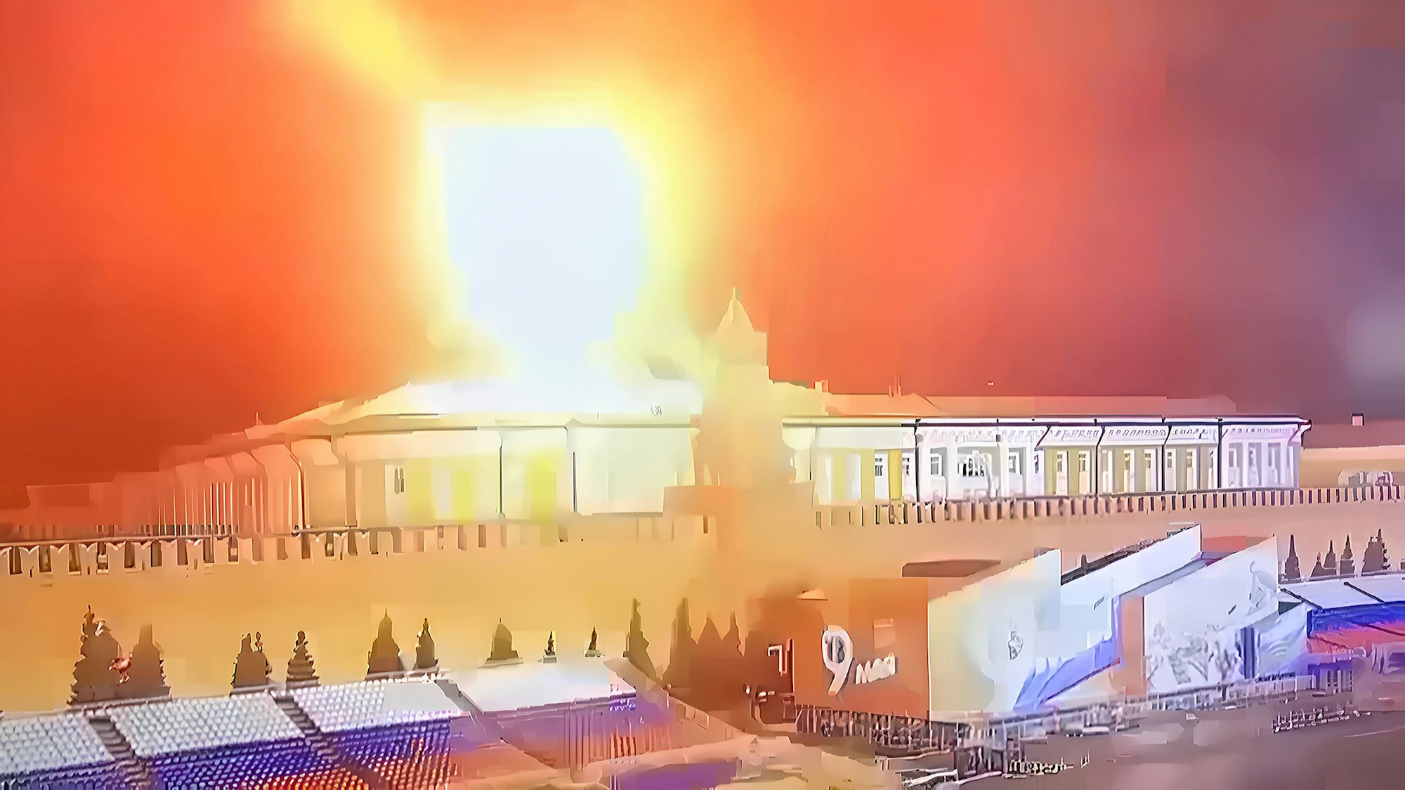 Feuerball über dem Kreml: Eine Überwachungskamera hat eine der Explosionen über dem russischen Regierungssitz festgehalten.