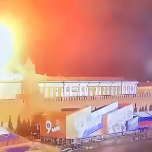 Feuerball über dem Kreml: Eine Überwachungskamera hat eine der Explosionen über dem russischen Regierungssitz festgehalten.