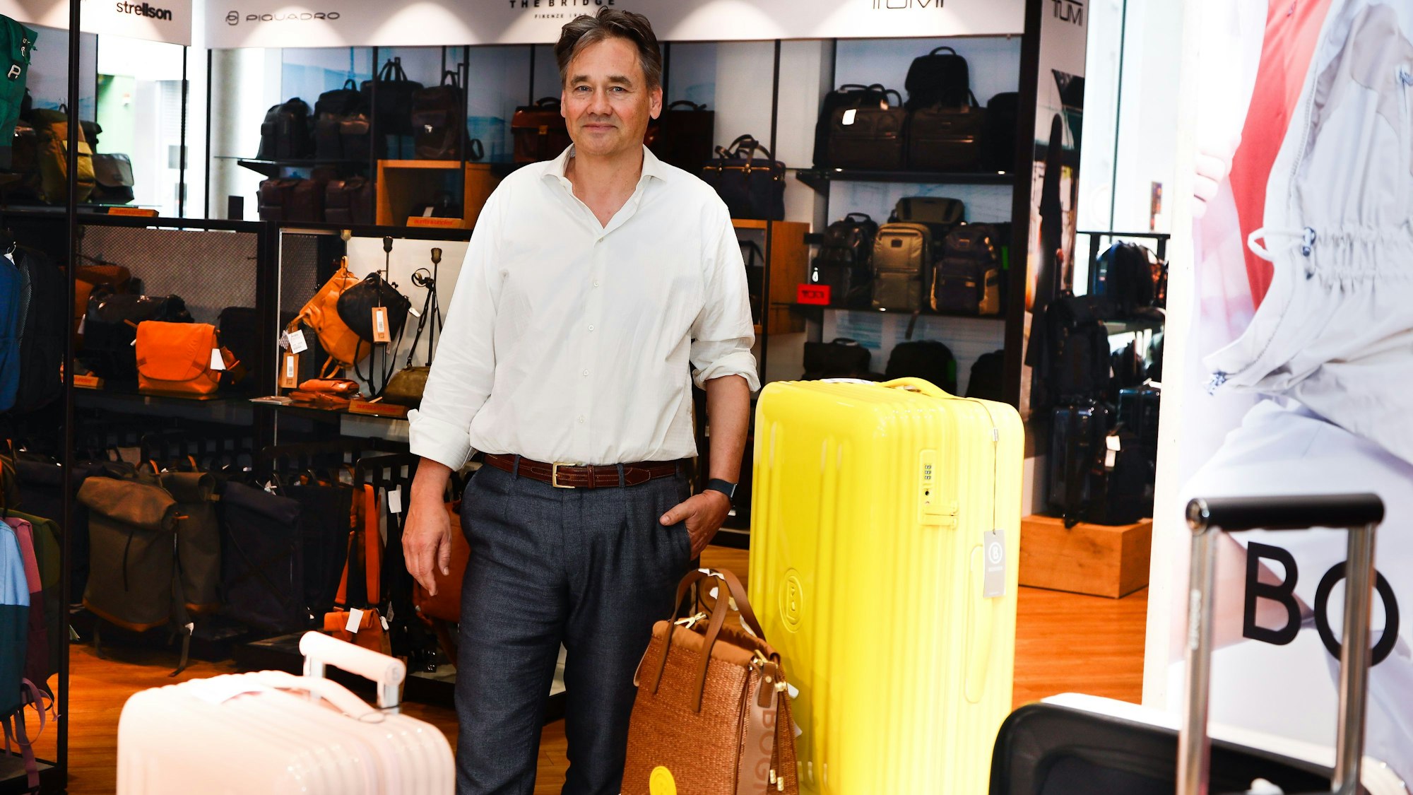 Martin Voegels im Laden umgeben von Koffern und Taschen