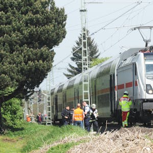 Zugunglück in Hürth-Fischenich: Ein Intercity hat zwei Arbeiter erfasst, sie wurden tödlich verletzt. Weitere Arbeiter wurden verletzt, mehrere Personen wurden betreut.