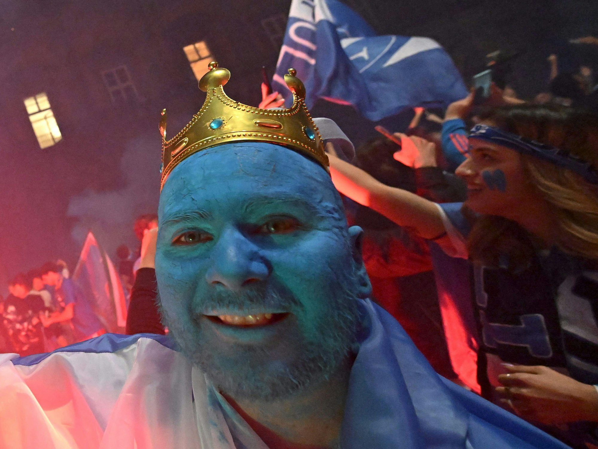 Ein Napoli-Fan mit blauem Gesicht und einer Krone auf dem Kopf.