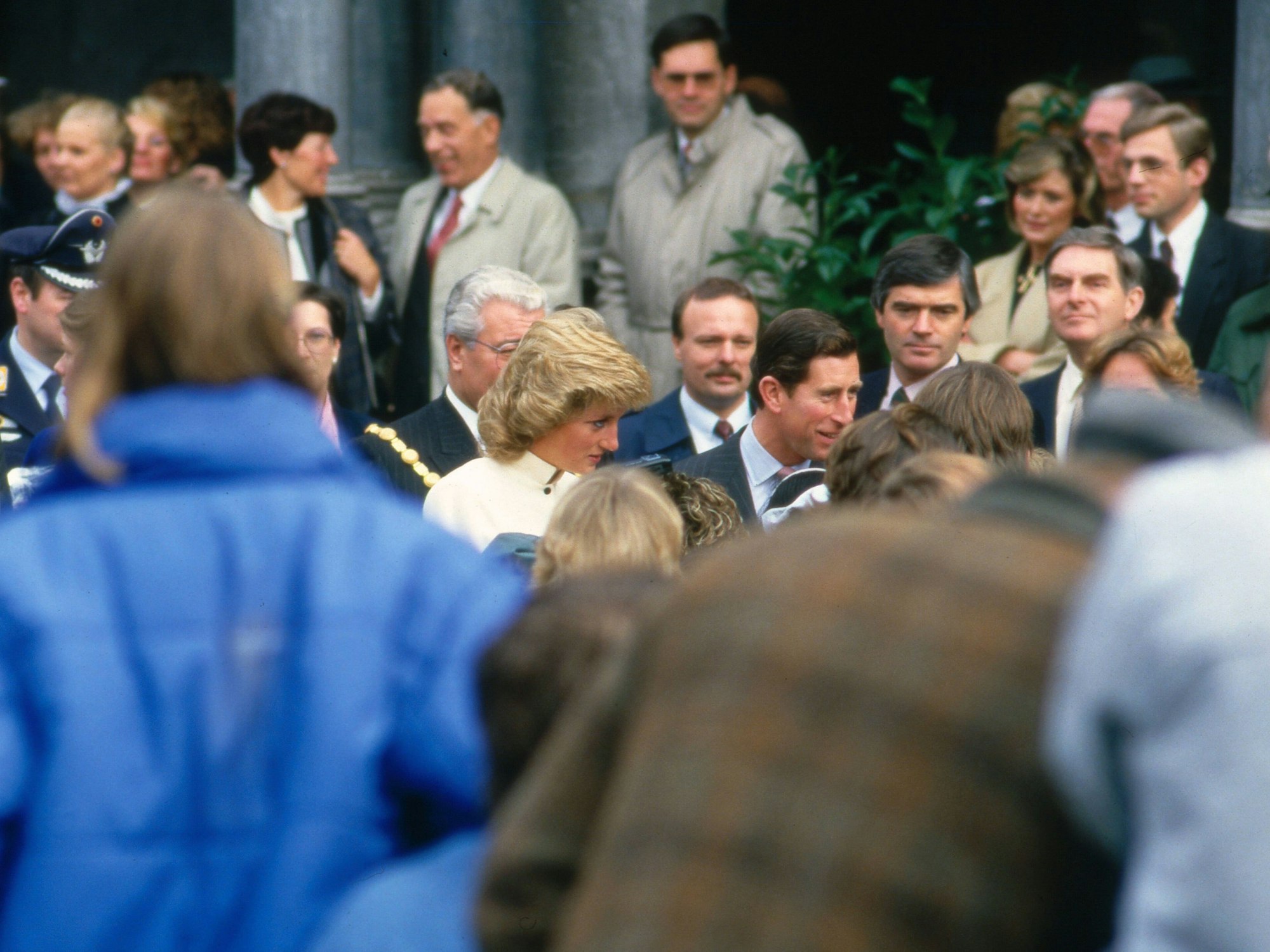 Im November 1987 halten sich Prinz Charles und Lady Diana in Deutschland auf. Unser Bild zeigt sie in Köln beim Bad in der Menge mit dem damaligen OB Kölns, Norbert Burger.