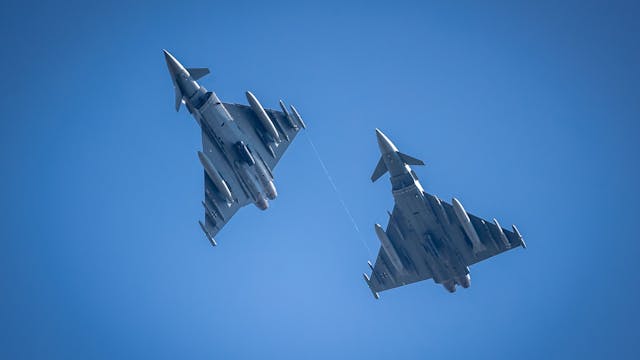 Das Foto zeigt zwei Kampfjets am Himmel. Solche Maschinen sind in Nörvenich stationiert.