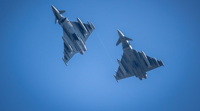 Das Foto zeigt zwei Kampfjets am Himmel. Solche Maschinen sind in Nörvenich stationiert.