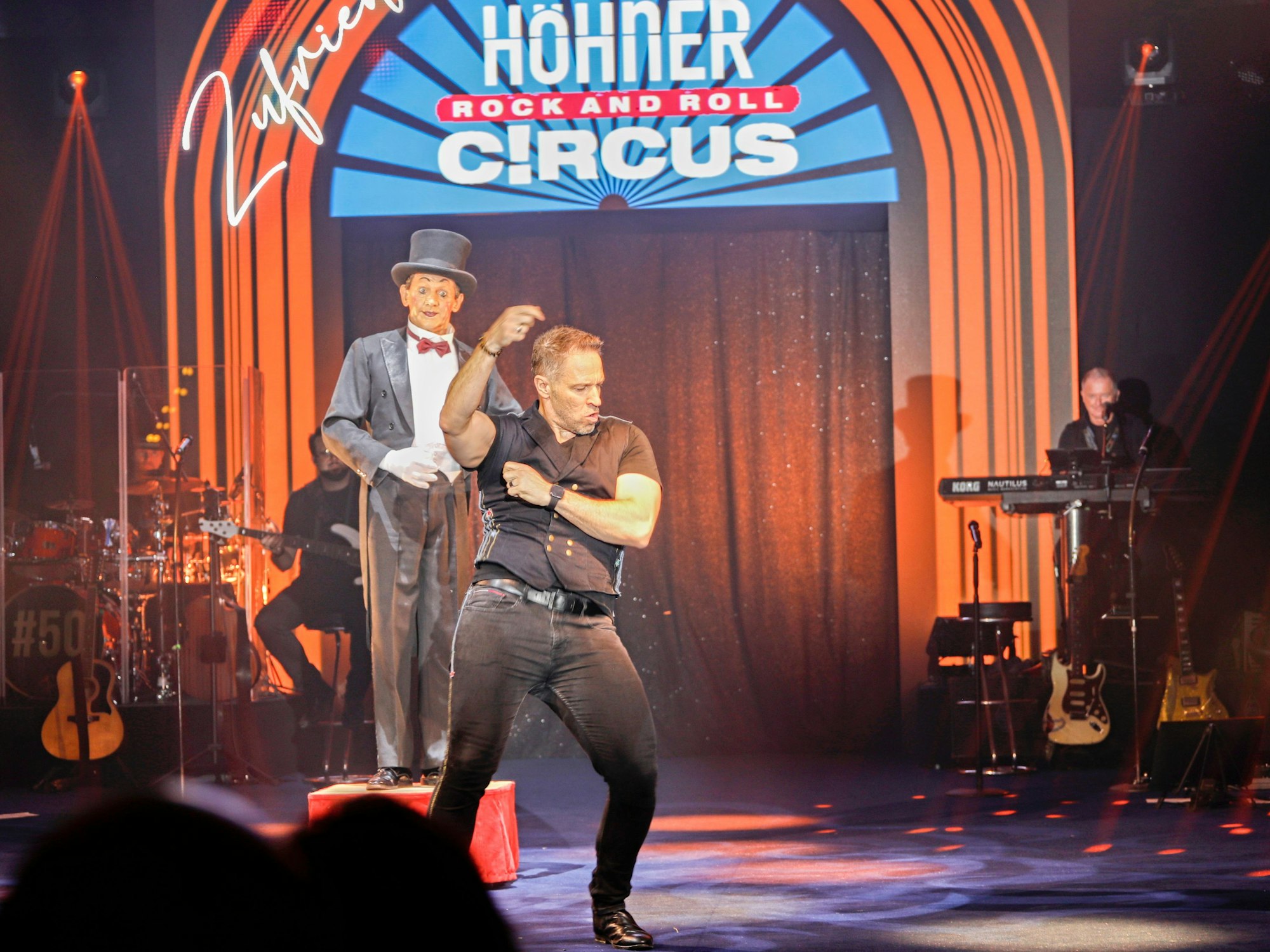 Höhner Sänger Patrick Lück beim Rock and Roll Circus auf der Bühne.