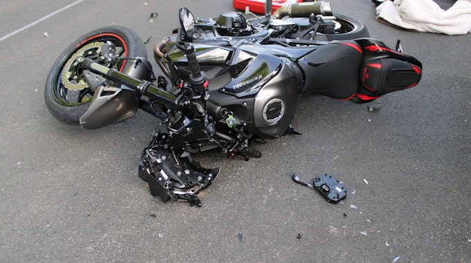 Die Maschine des 22-jährigen Motorradfahrers liegt nach dem Unfall in Rösrath auf der Straße.