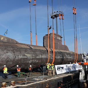 Kiel: Das Unterseeboot U17 wird auf dem Werftgelände von Thyssenkrupp Marine Systems aus dem Trockendock auf ein Schwimmponton verladen.