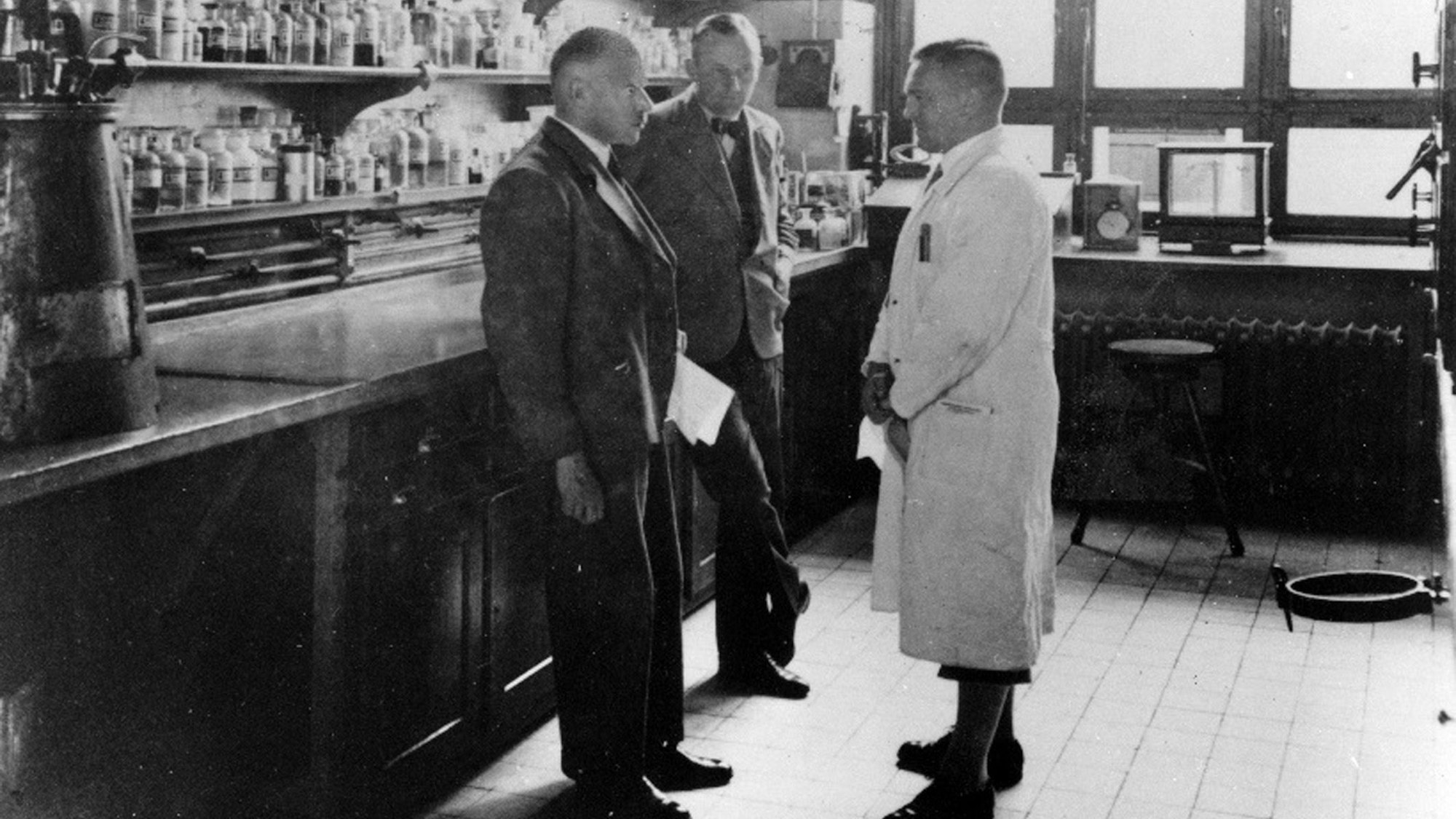 Dr. Hans Finkelstein (links) im Gespräch. Laboransicht aus dem Werk Uerdingen, 1932
