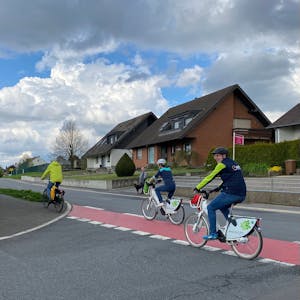 Der einseitige Radweg durch Glöbusch in Richtung Blecher mit dem Radwegbenutzungspflicht-Schild&nbsp;