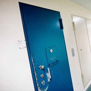 Die Tür einer Gefängniszelle der Justizvollzugsanstalt (JVA) in Oldenburg, in der Christian B. einsitzt, ist verschlossen. (Symbolbild)