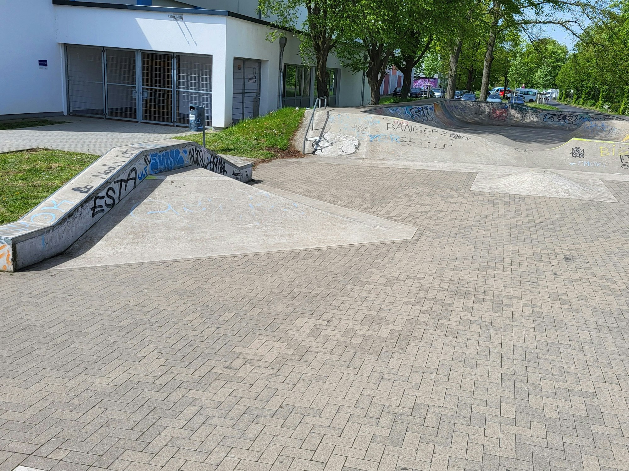 Für Flatground-Tricks ist im Hennefer Skatepark ein Platz direkt vor dem Pool angelegt. Der Boden fährt sich besser, als das Foto vermuten lässt. Eine Funbox-Pyramide und eine Wobble bieten Abwechslung.