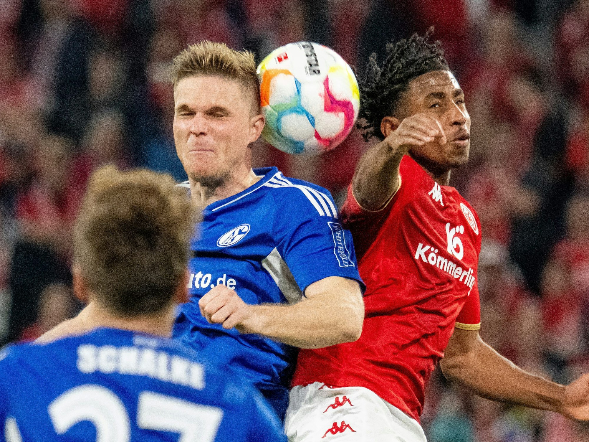Bundesliga: Der Mainzer Leandro Barreiro (r) spielt gegen Schalkes Marius Bülter.