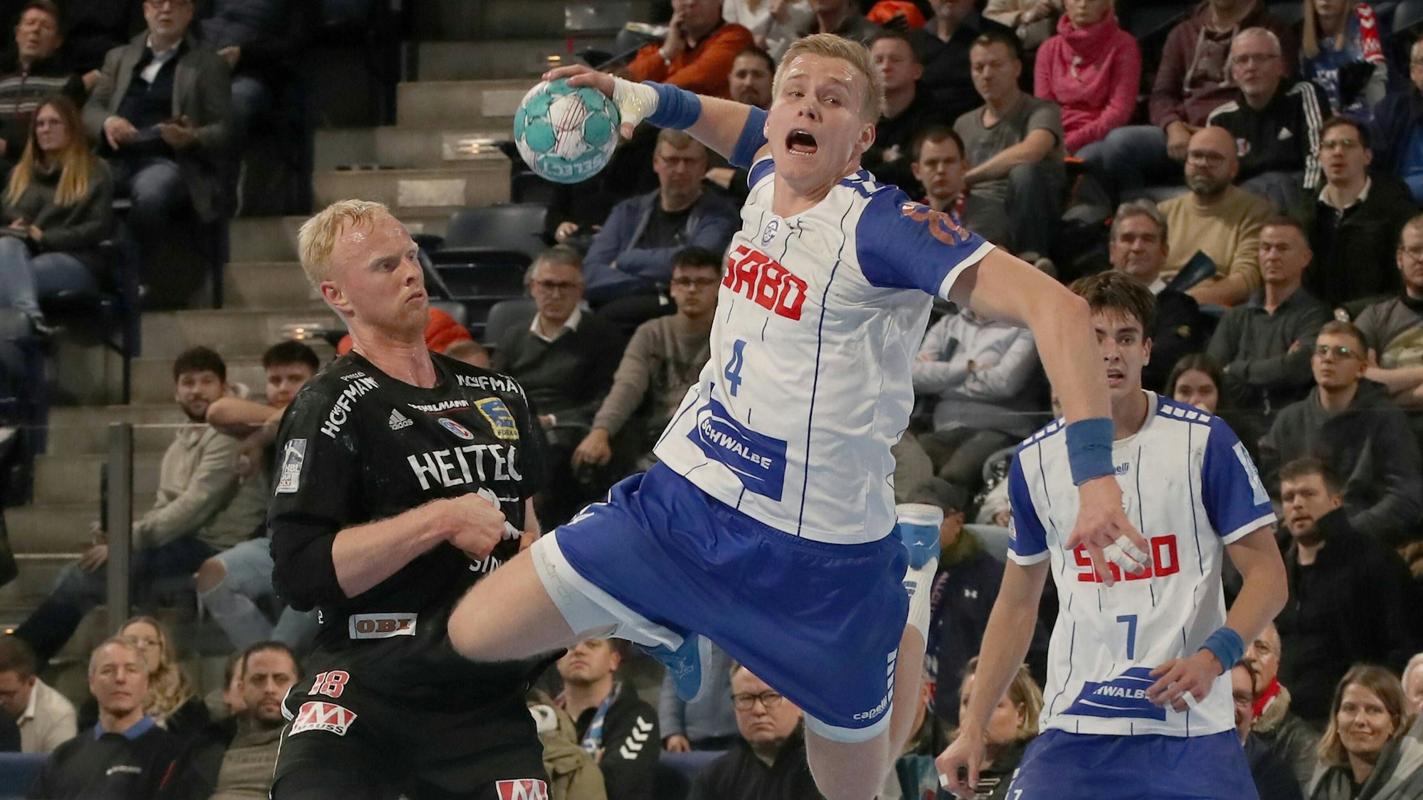 VfL-Handballer Ellidi Vidarsson bei einem Sprungwurf.
