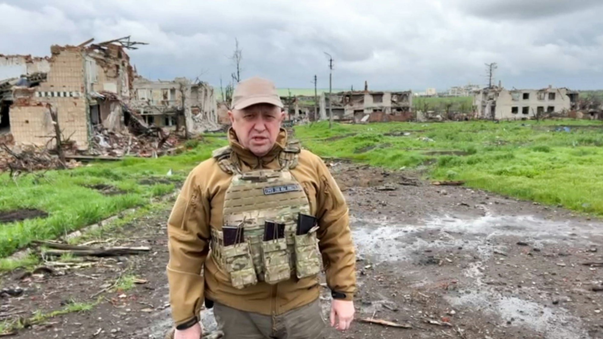 Der Gründer von PMC Wagner, Jewgeni Prigoschin, steht Anfang Mai vor Trümmern im Donbass.