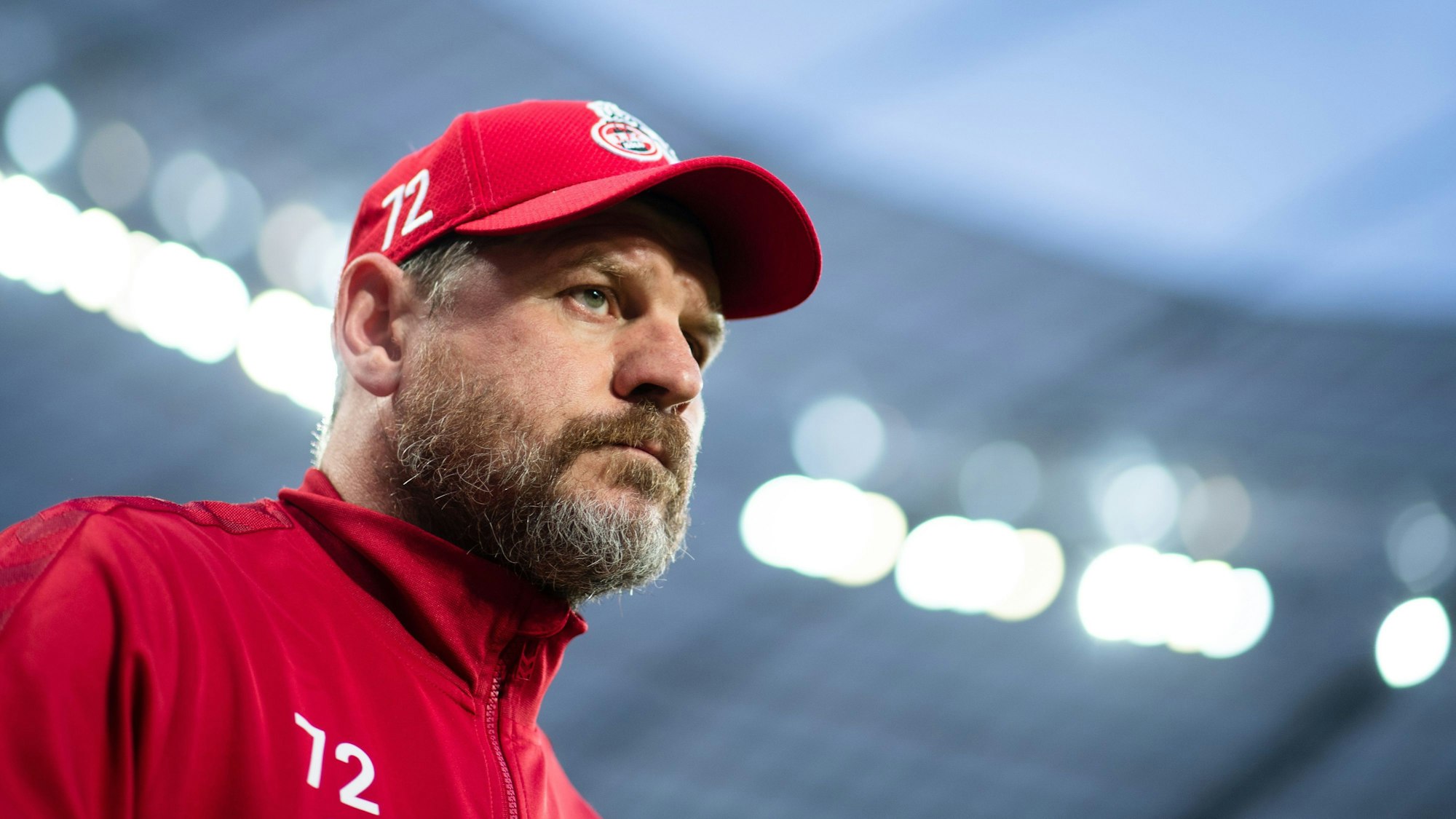 FC-Trainer Steffen Baumgart beim Auswärtsspiel des 1. FC Köln in Leverkusen am 31. Spieltag. (Archivbild)