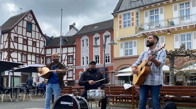 Die Flüchtlingsband Mitra spielt auf dem Alten Markt in Euskirchen.