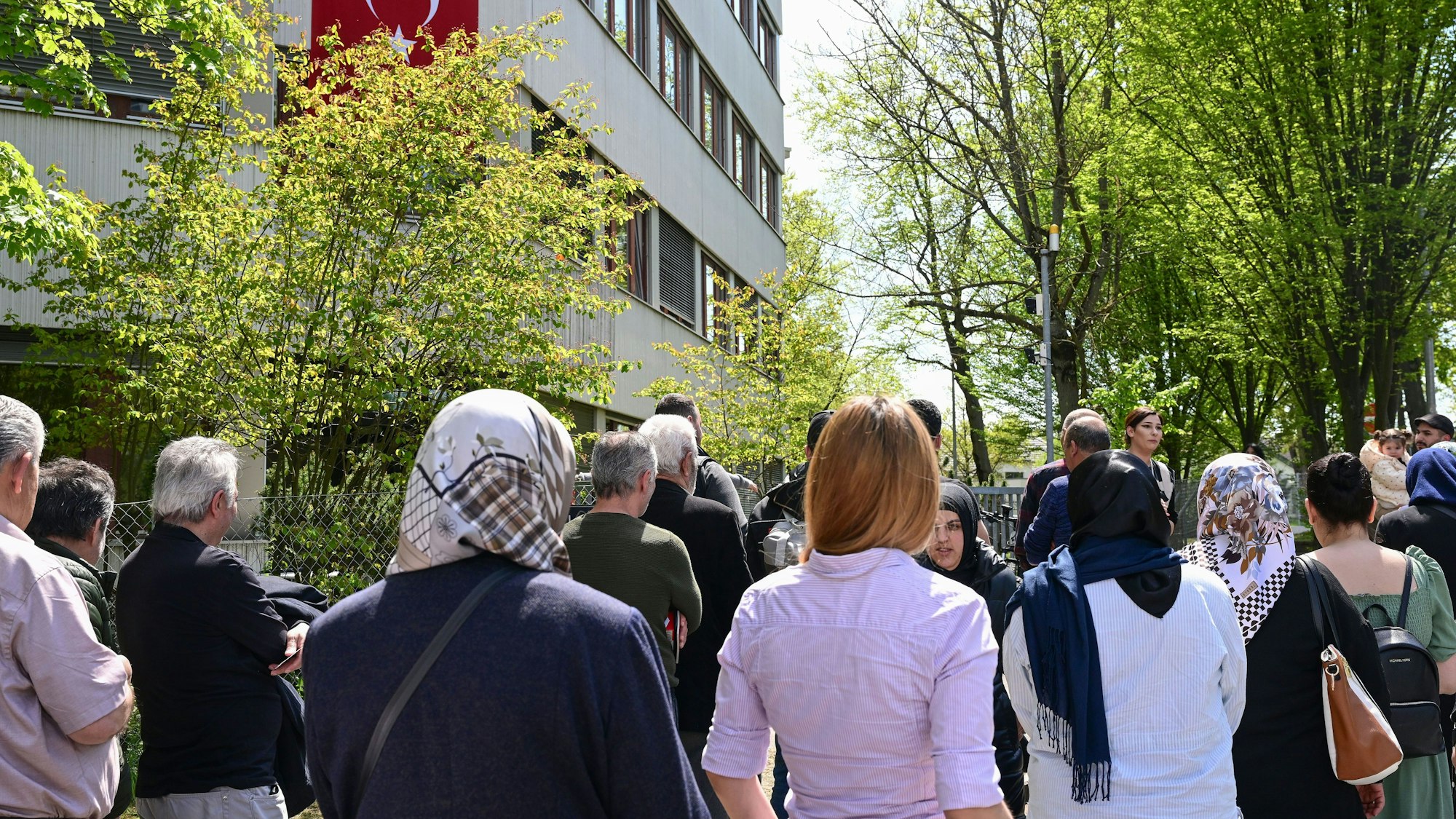Wahlberechtigte Türken stehen vor einem Wahllokal in Stuttgart zur Abstimmung für die Türkei-Wahlen.