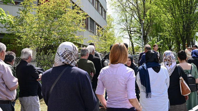 Wahlberechtigte Türken stehen vor einem Wahllokal in Stuttgart zur Abstimmung für die Türkei-Wahlen.