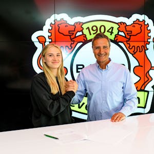 Paulina Bartz mit Achim Feifel, dem Sportlichen Leiter der Leverkusener Frauen
