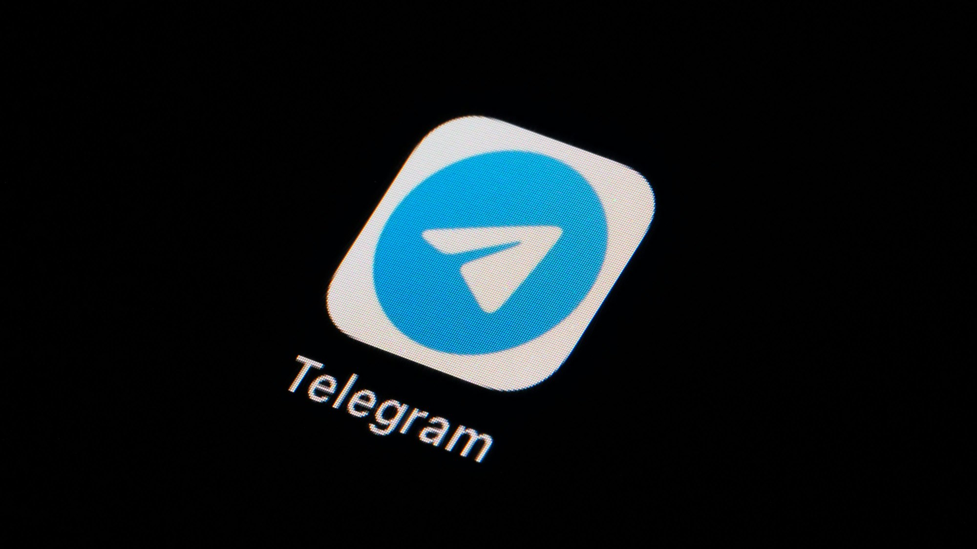 Das Logo von Telegram ist auf einem Handybildschirm zu sehen.