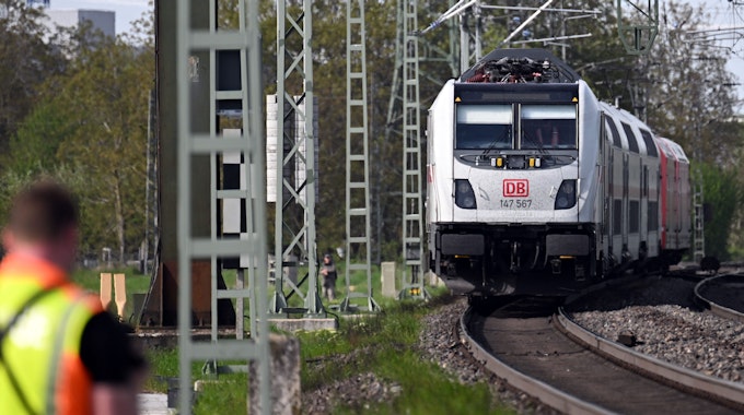 Der Intercity, der am 4. Mai 2023 gegen 11 Uhr bei Hürth zwei Arbeiter erfasst hat, wird abgeschleppt.