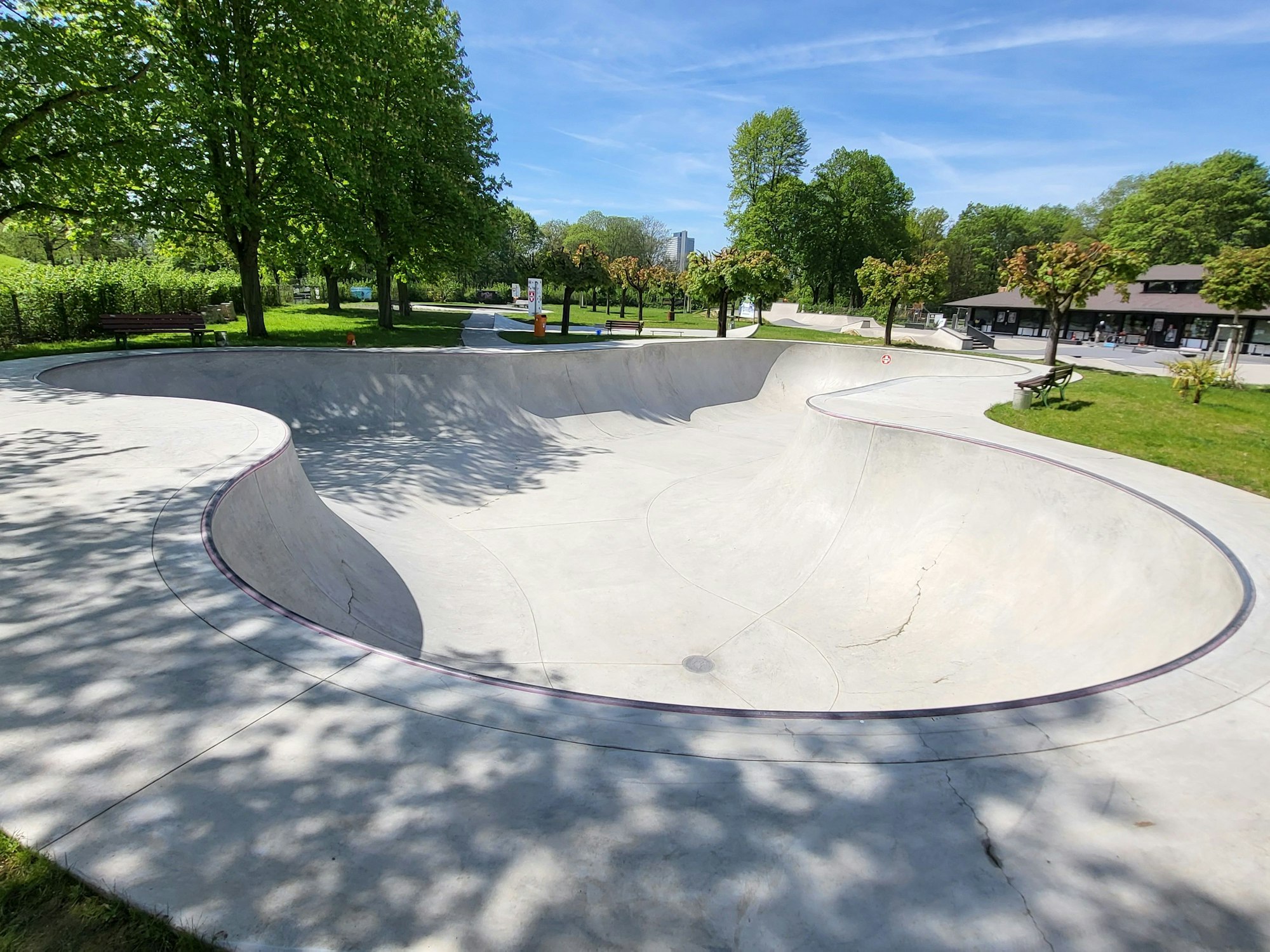 Sahnstück im Skatepark SuBCulture: Die riesige Bowl aus feinstem Beton. Wie unfassbar tief das Teil ist, kommt auf dem Foto kaum rüber.
