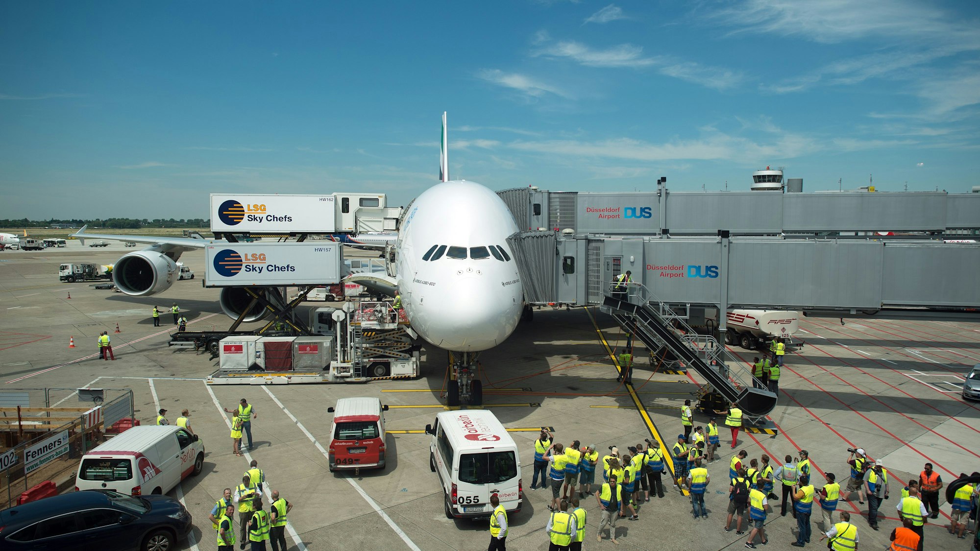 Ein Airbus A 380 der Emirates steht am 01.07.2015 auf dem Flughafen in Düsseldorf (Nordrhein-Westfalen).