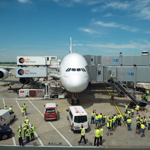 Ein Airbus A 380 der Emirates steht am 01.07.2015 auf dem Flughafen in Düsseldorf (Nordrhein-Westfalen).&nbsp;
