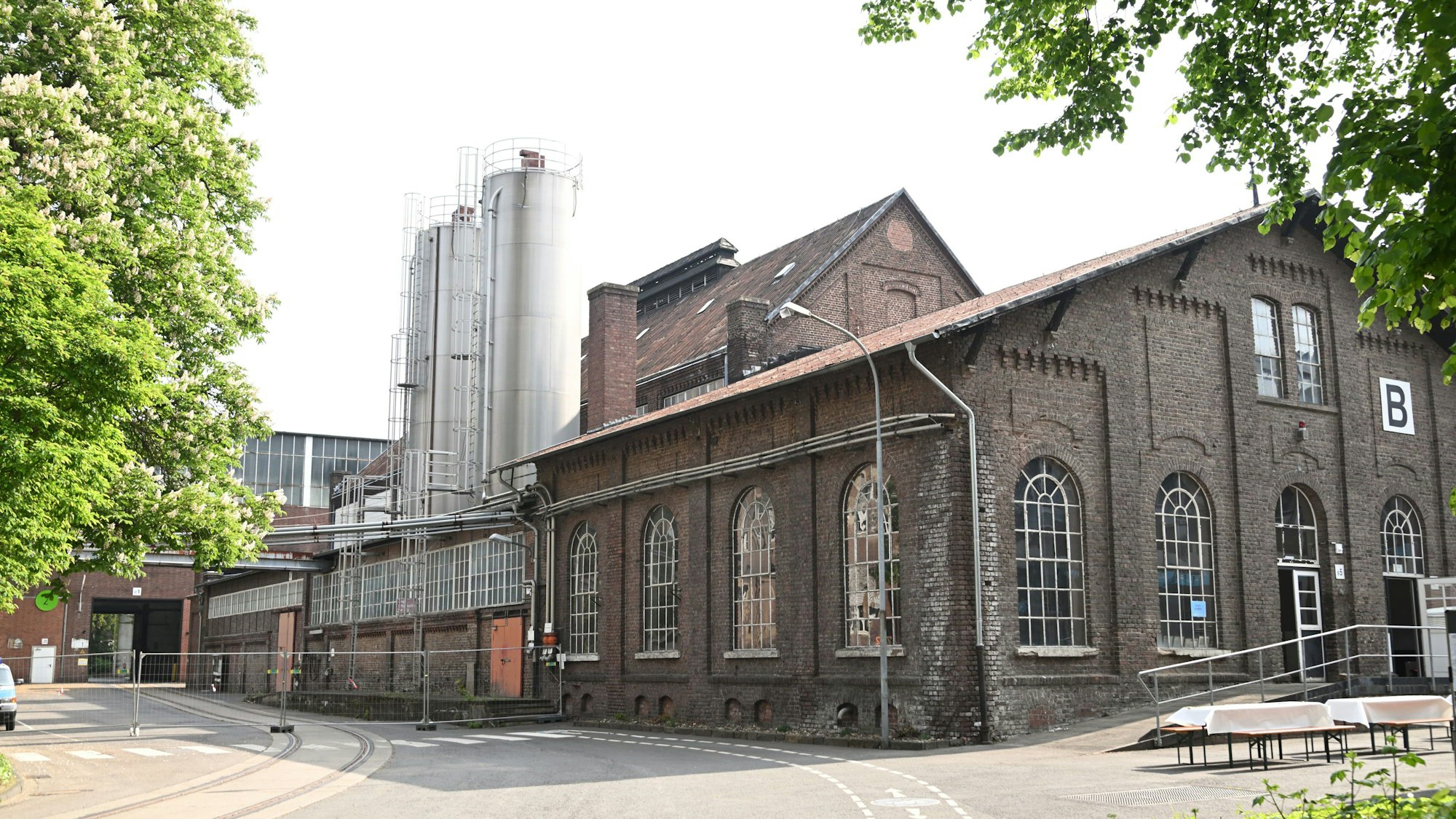 Das Foto zeigt eine alte Werkshalle der Papierfabrik Zanders.