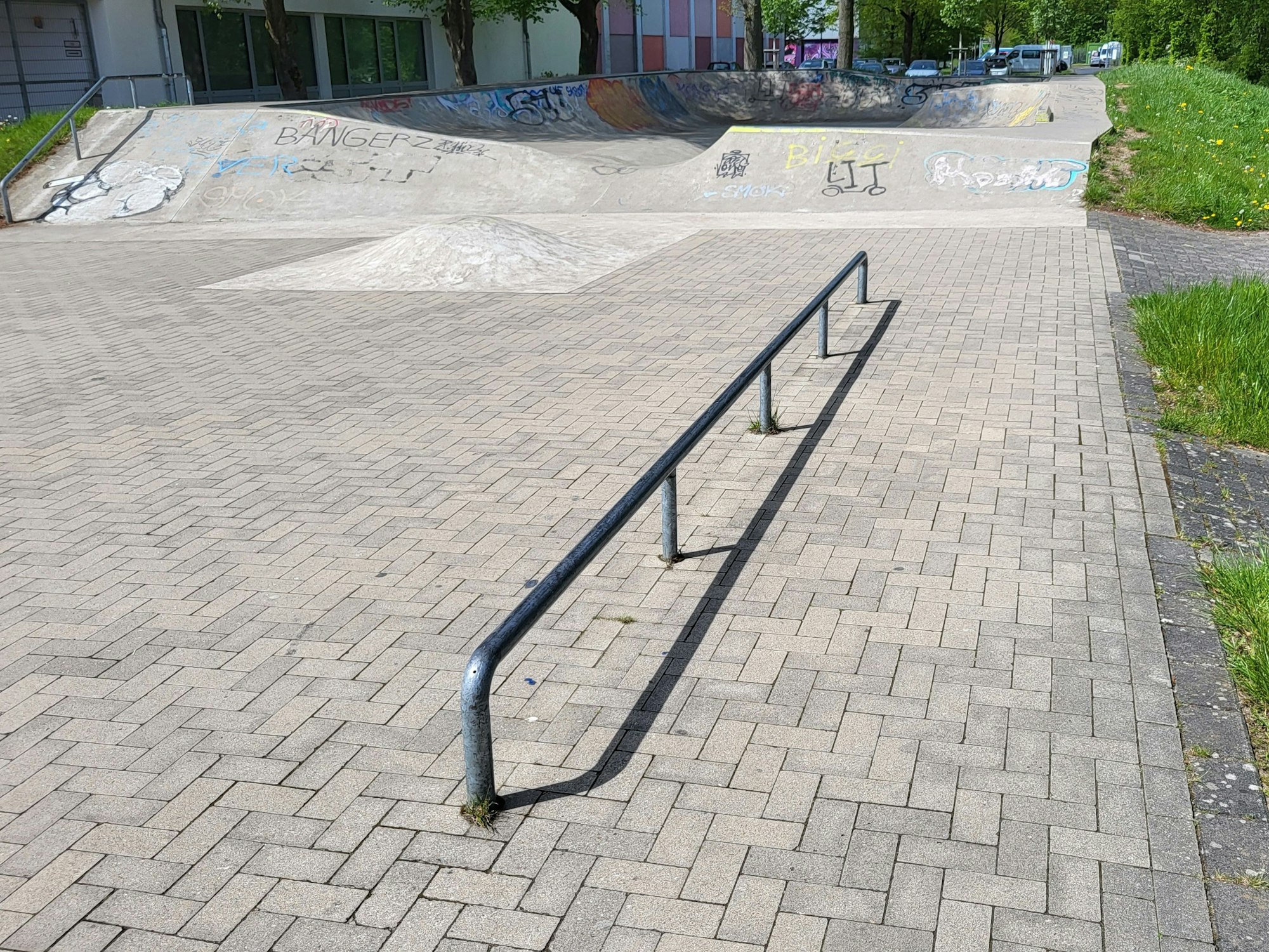 Blick auf die ultralange Flatrail im Skatepark Hennef.