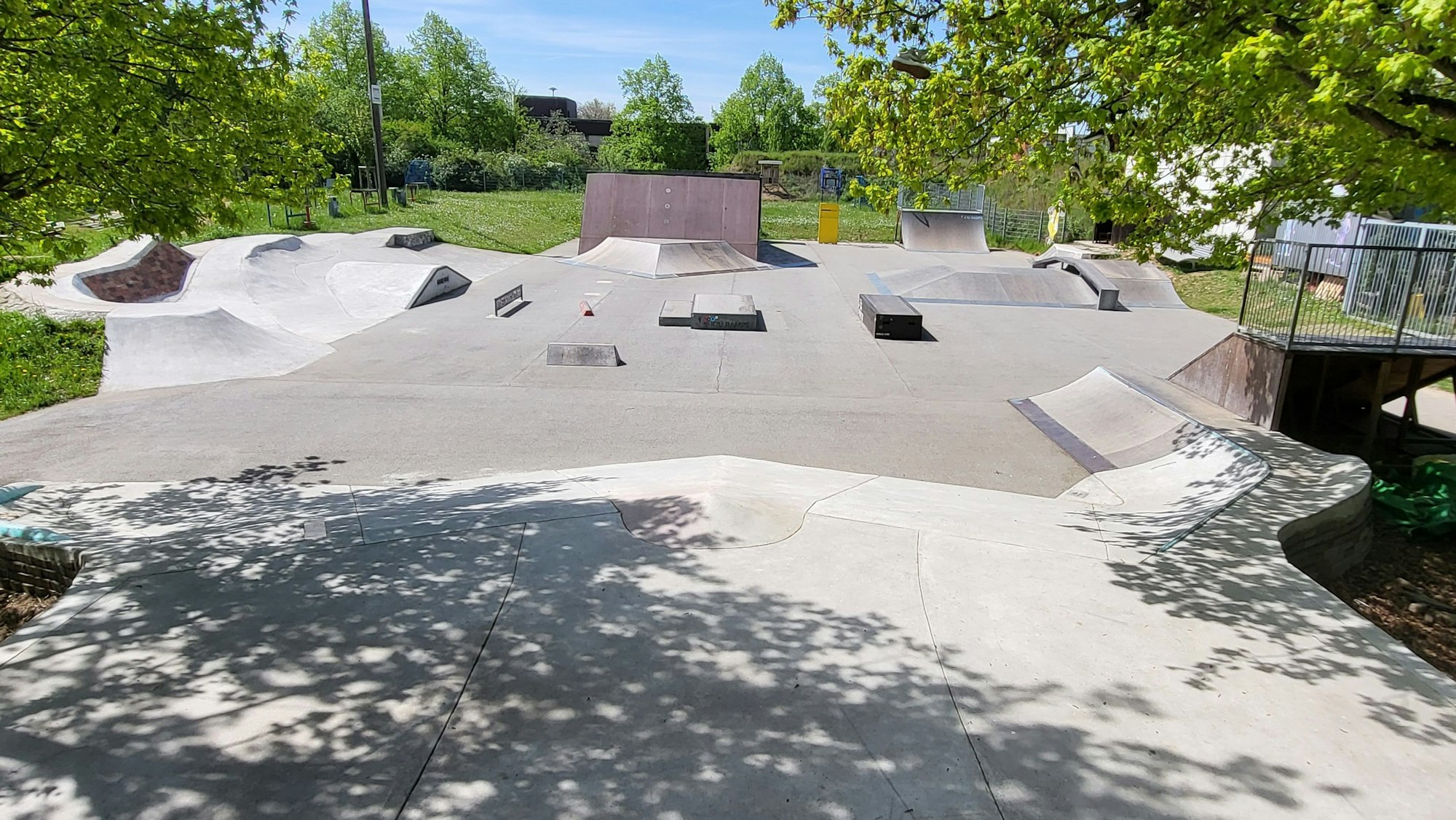 Der Skatepark Mondorfhood in Niederkassel bietet viele Möglichkeiten, um sich auf dem Skateboard auszutoben.