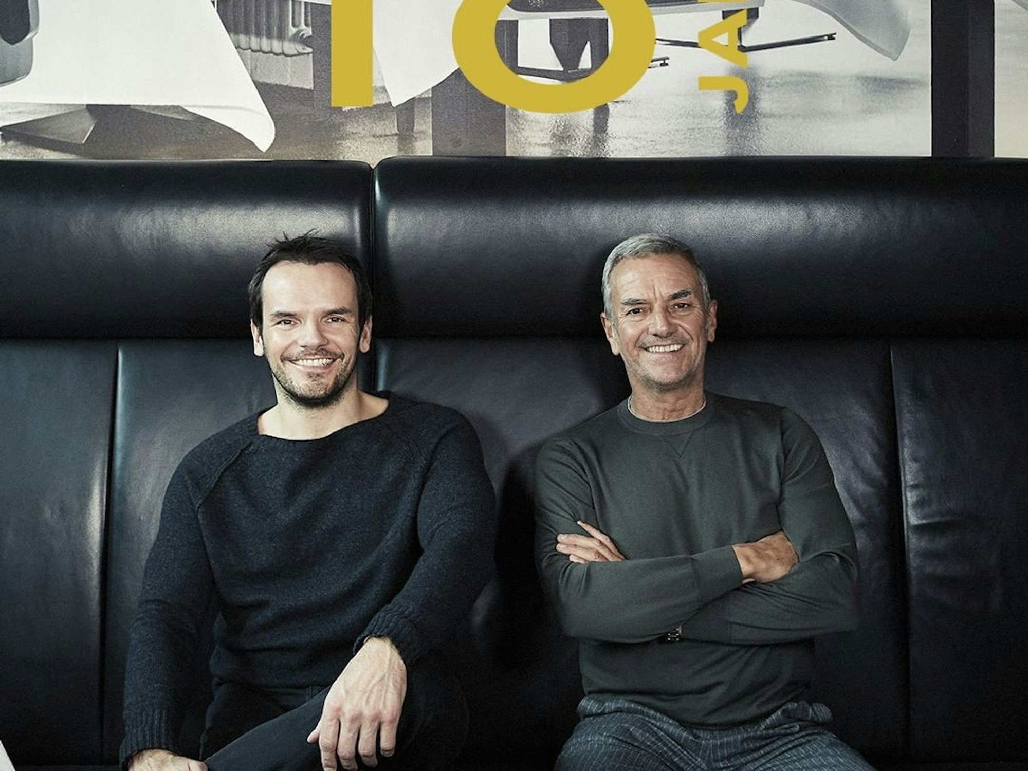 Steffen Henssler und Werner Henssler lächeln auf einem Foto.