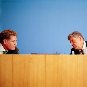 Robert Habeck (Bündnis 90/Die Grünen, r.), Bundesminister für Wirtschaft und Klimaschutz (BMWK), und Patrick Graichen, Staatssekretär im BMWK.