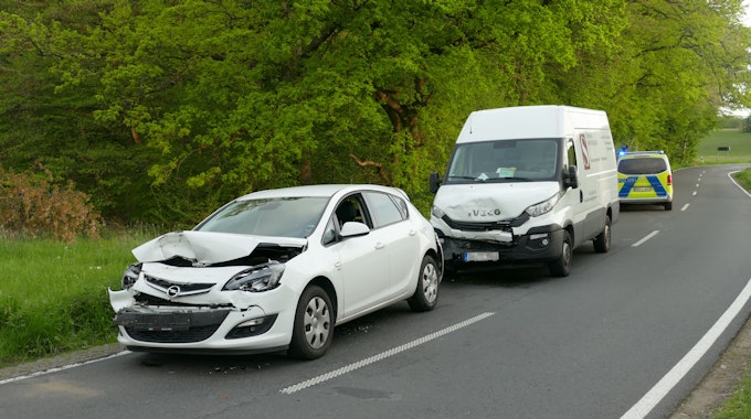 Der Transporter fuhr auf der L352 bei Heisterschoß auf den Opel auf und schob ihn in einen Saugwagen.