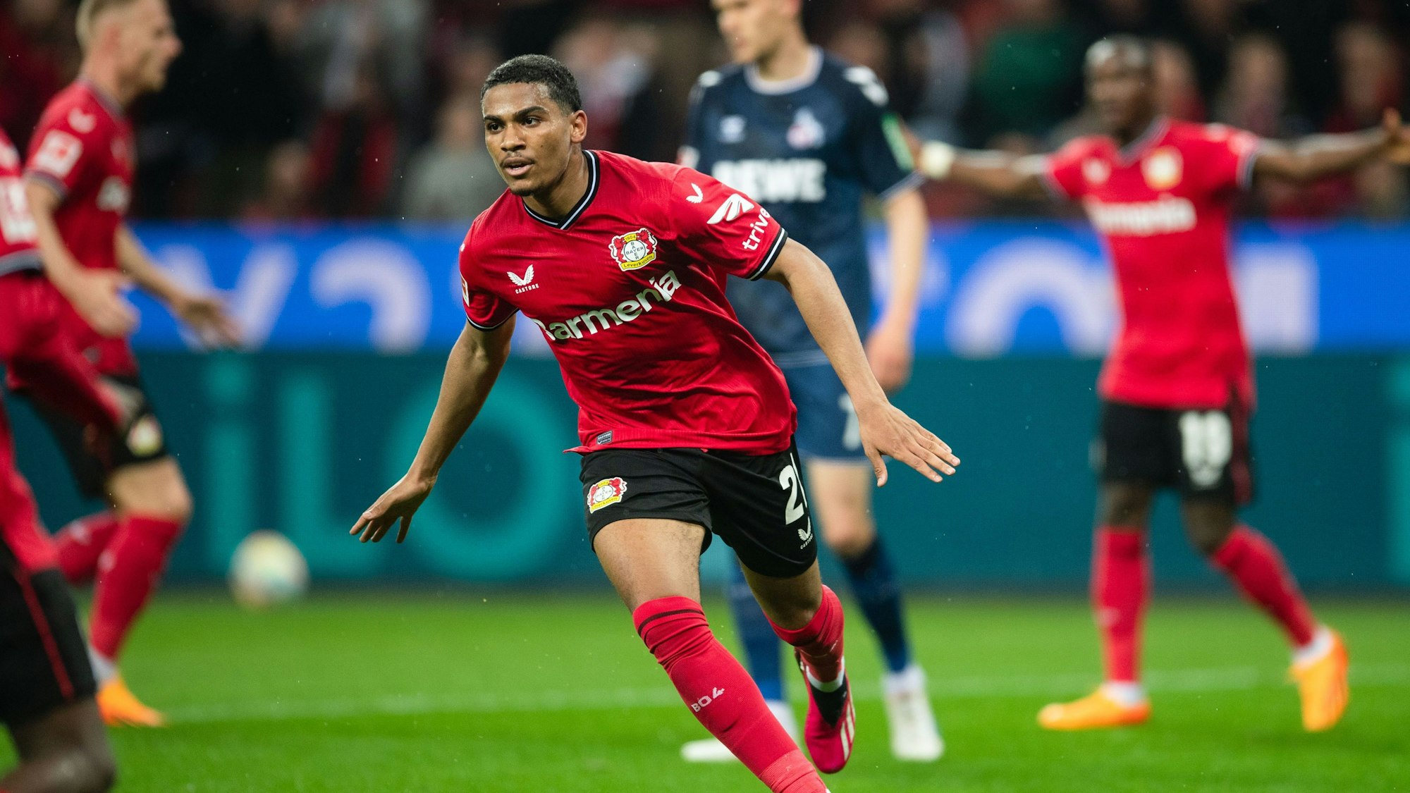 Leverkusens Amine Adli jubelt nach seinem Treffer zum 1:1.