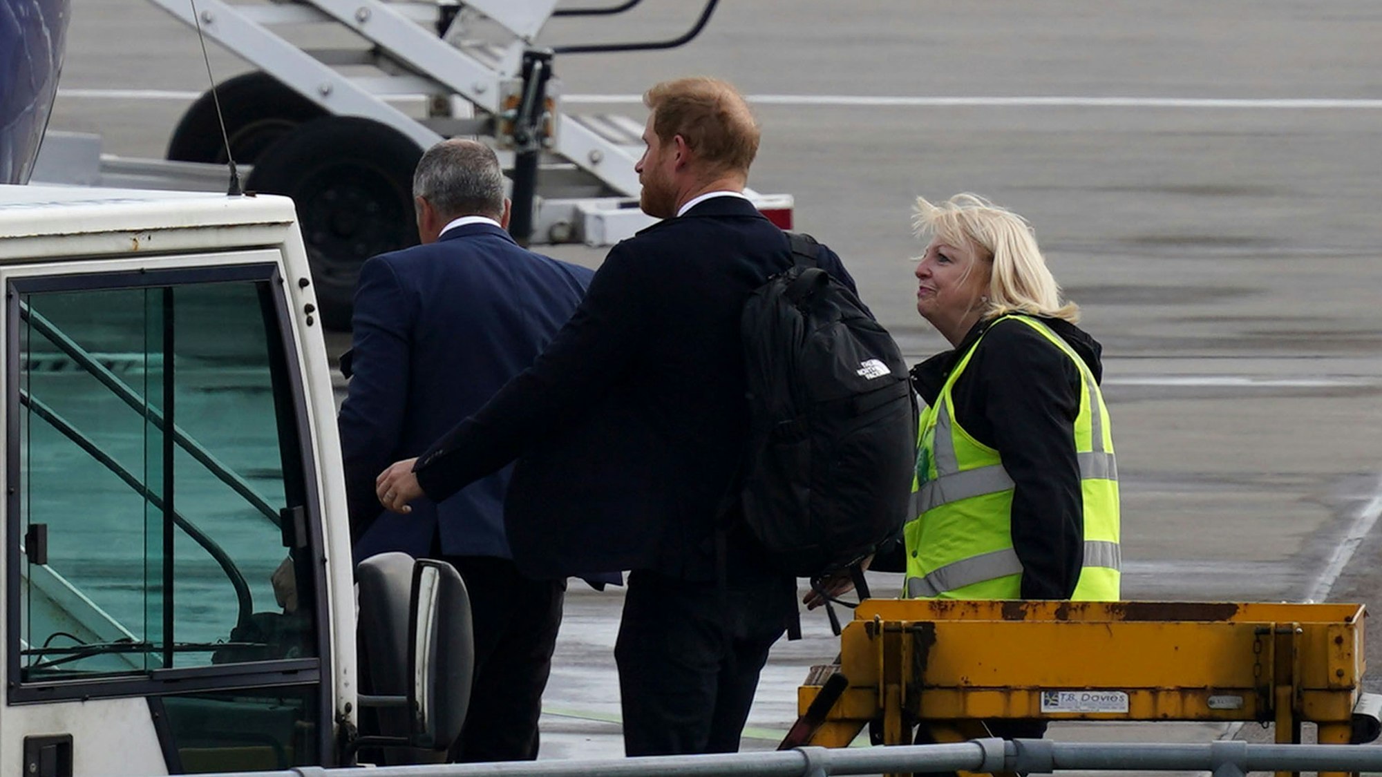 Prinz Harry läuft auf dem Rollfeld zum Flugzeug am Flughafen Aberdeen.
