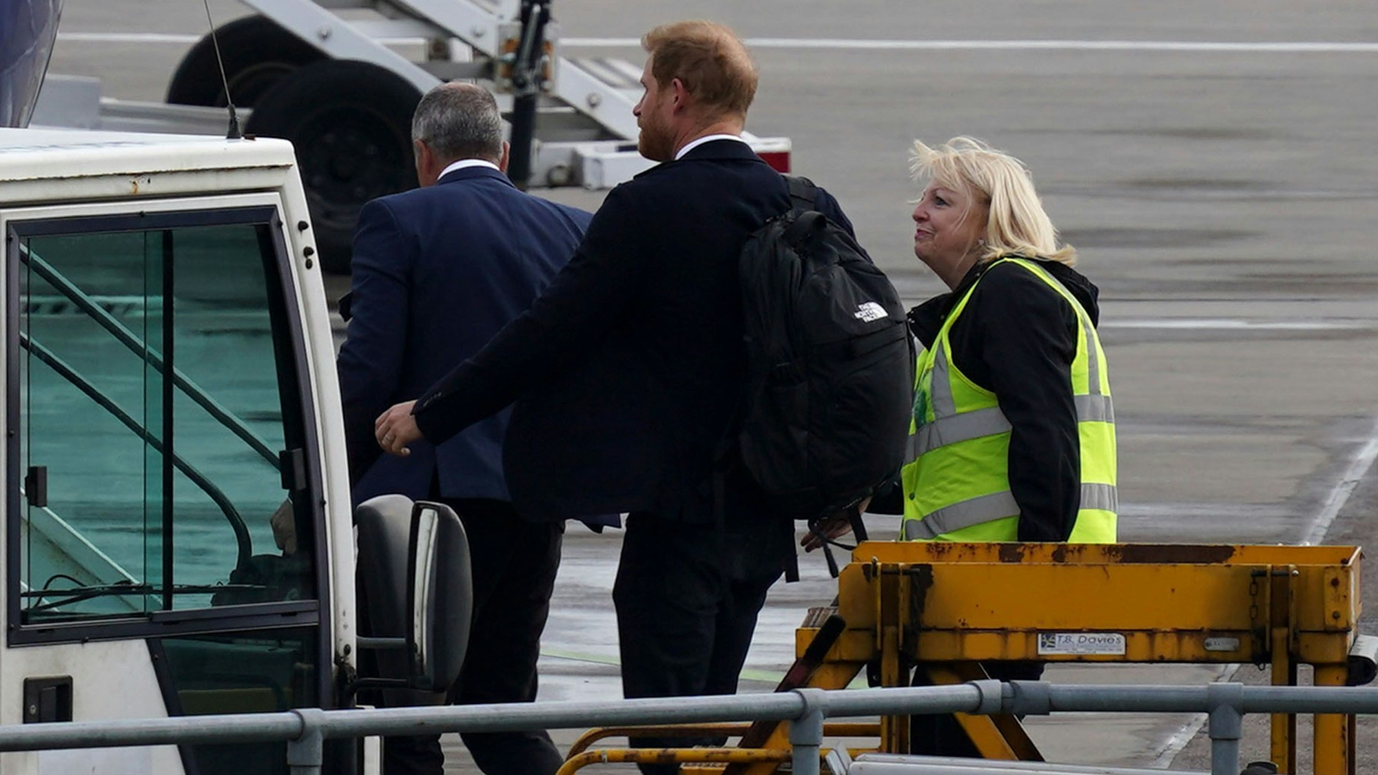 Prinz Harry am Flughafen Aberdeen