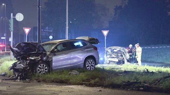 Ein BMW und ein Ford-Kuga waren am frühen Samstagmorgen  an der Kreuzung Neusser Landstraße/Militärring kollidiert. Der Beifahrer des Ford starb.
