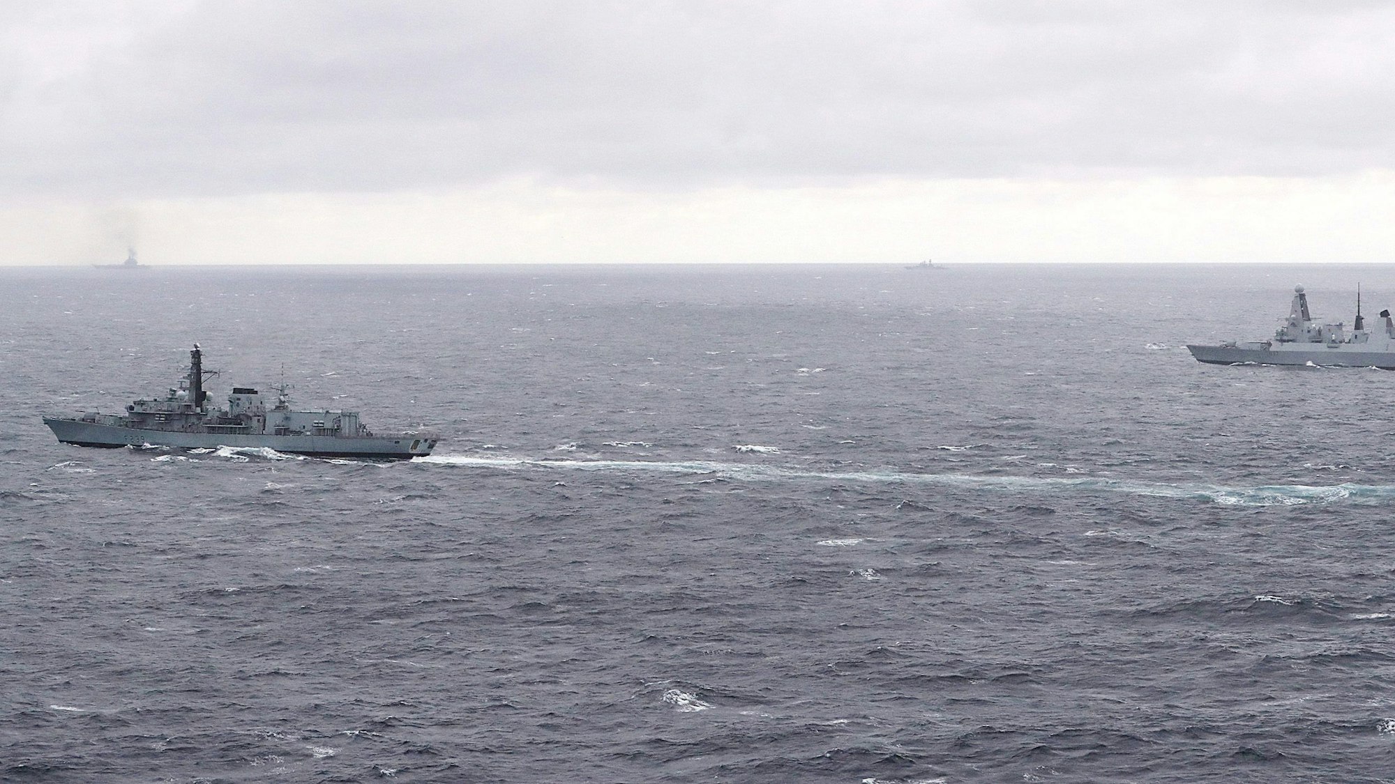 Das Archivfoto, das 2016 vom britischen Verteidigungsministerium zur Verfügung gestellt wurde, zeigt eine britische Fregatte vom Typ 23 (HMS Richmond) zusammen mit einem britischen Zerstörer, im Hintergrund sind mehrere russische Schiffe zu sehen.