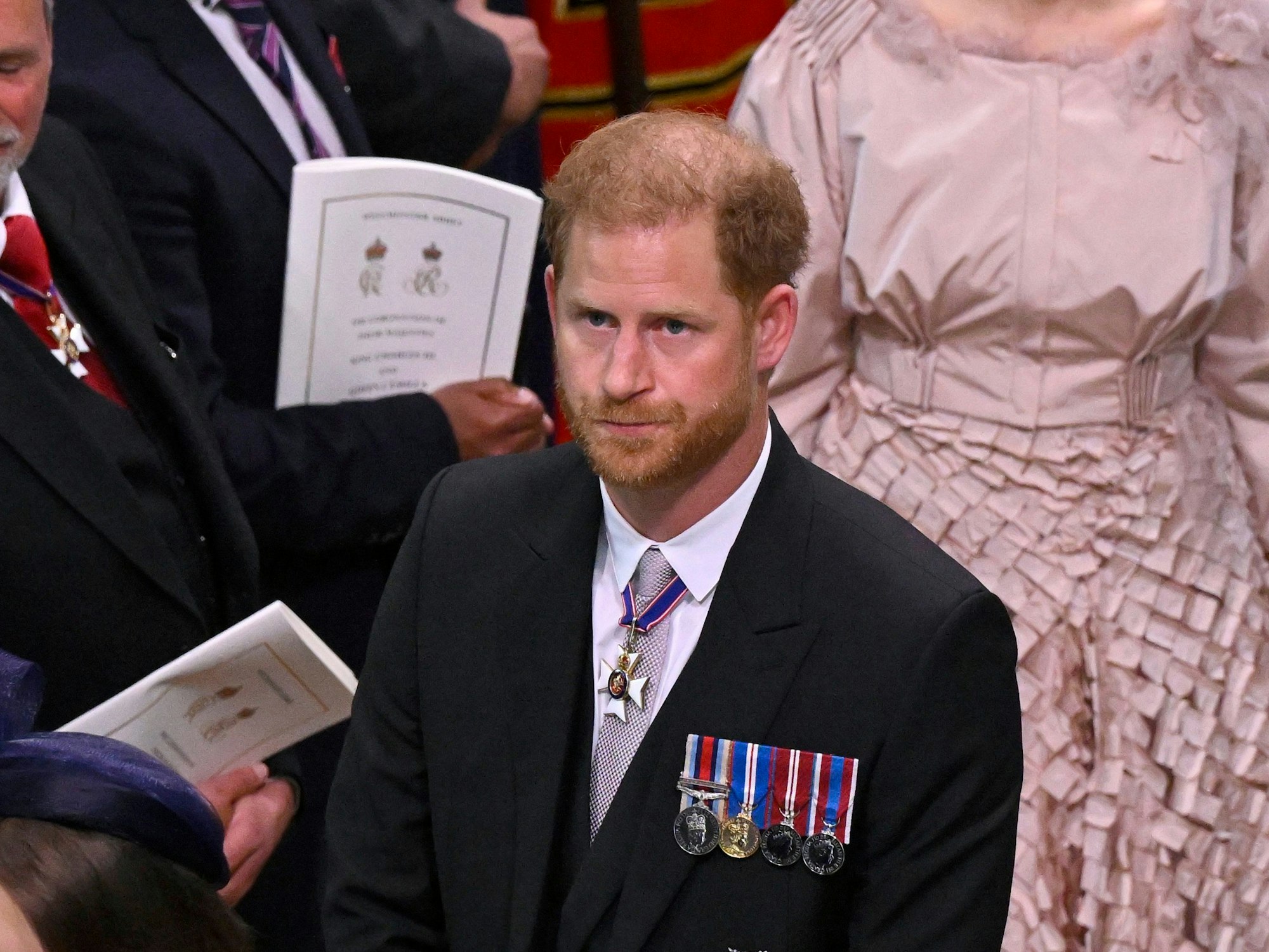 Prinz Harry, Herzog von Sussex, verlässt Westminster Abbey nach der Krönung von König Charles III.