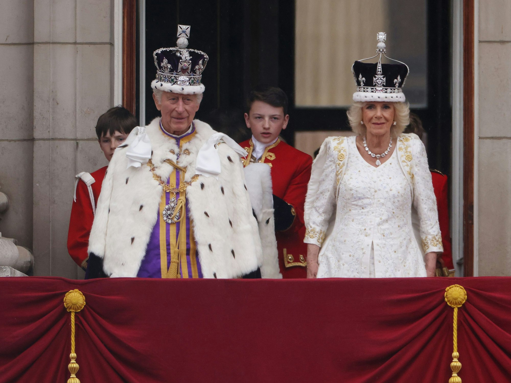 König Charles III. und Königin Camilla zeigen sich nach der Krönung auf dem Balkon des Buckingham-Palasts.